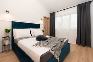 4 chambres, coffres-forts dans les chambres, bureau