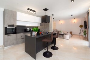 Geladeira, micro-ondas, fogão, cooktop