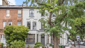 A row of townhouses with a central building featuring a bay window and a front door. - Chic 1 Bed Flat Zone 2 Hampstead Swiss Cottage (London)