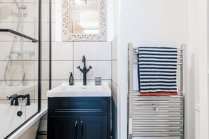 Departamento | Baño | Tina con regadera, tina profunda, secadora de cabello, toallas 