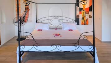 Comfort Apartment, 3 Bedrooms | Premium bedding, in-room safe, desk, soundproofing