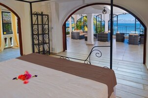 Ropa de cama de alta calidad y caja de seguridad en la habitaciĂłn