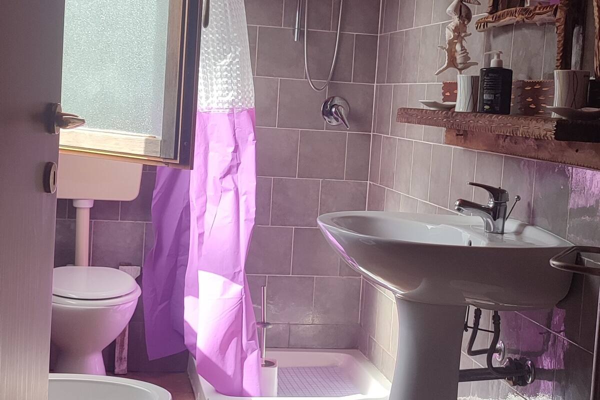 Kamar Tradisional | Kamar mandi | Shower, pancuran hujan, kloset, dan handuk