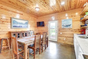 Fridge, microwave, oven, stovetop - Cute Port Aransas home near the beach, shops, and restaurants. This coastal cuti (Port Aransas)
