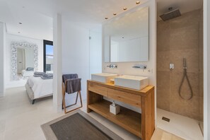 Dusche, Haartrockner, Handtücher