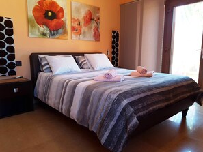 4 bedrooms, in-room safe, desk, iron/ironing board