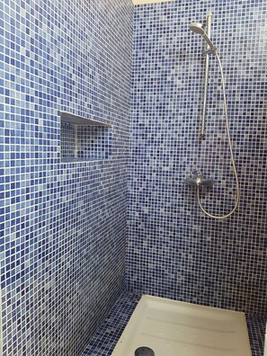 Shower, jetted bath, hair dryer, bidet - Comfortable large finca - Away from mass tourism - Central island location (Triquivijate/Antigua)