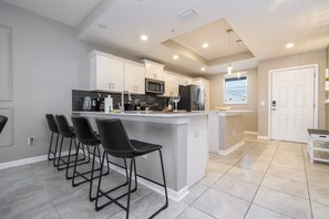 冰箱、微波炉、烤箱、炉灶