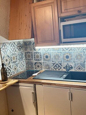 Fridge, microwave, coffee/tea maker, toaster