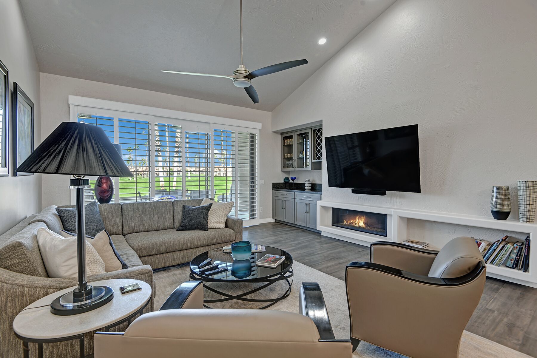 3BD/3.5BA and Platinum Membership at Palm Valley Country Club!