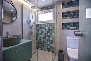 Haartrockner, Handtücher, Toilettenpapier