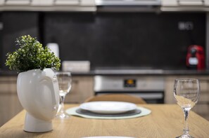 Fridge, oven, stovetop, dishwasher