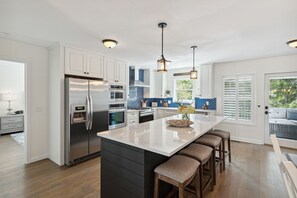 Réfrigérateur, lave-vaisselle, cafetière/bouilloire