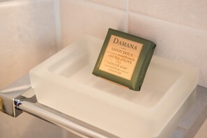Una pastilla de jabón Damana en un baño.
