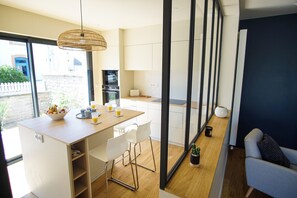 Fridge, microwave, oven, stovetop - -TY AR MOR- BELLE MAISON CORNICHE Á 150M DE LA MER (Concarneau)