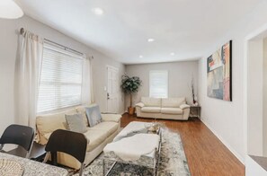 Living area - Buckhead Beauty- Monthly rental condo in the heart of Buckhead (Atlanta)