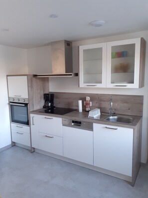 ثلاجة، ميكروويف، غسالة أطباق، مستلزمات طهي/أطباق/أوعية