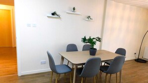 A dining area with a table, chairs, and potted plants. - Fabulous, 2 bed apt, 10 mins from City Centre (Glasgow)