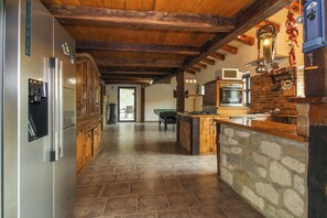 Fridge, microwave, oven, stovetop - Villa Tina Livade in Gradinje - Haus für 8-12 Personen (Livade)