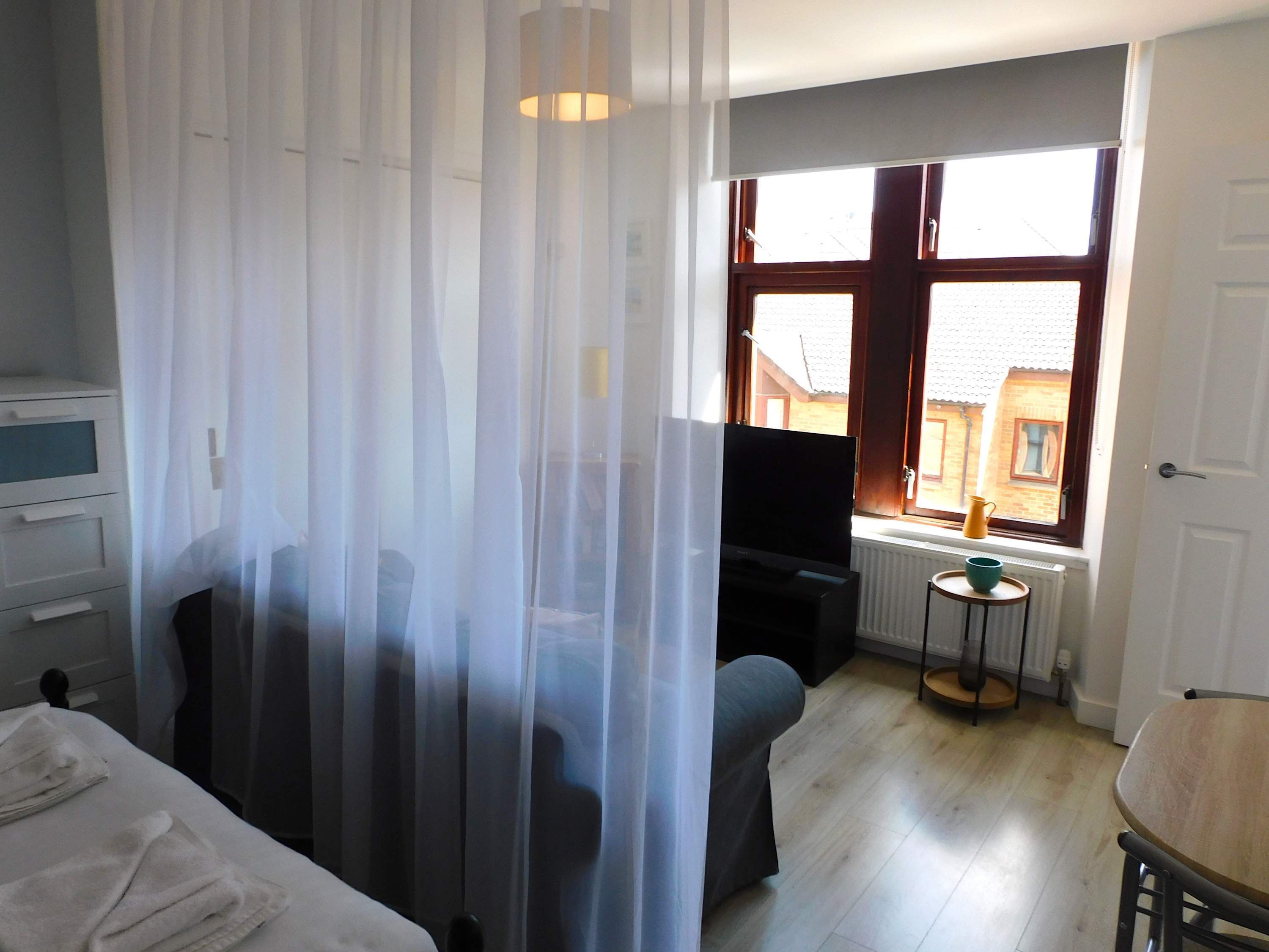 1 habitación, tabla de planchar con plancha, cuna de viaje y wifi 