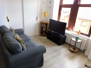 TV, DVD player - Fab studio apt in Southside, close to shops,cafes & bars (Glasgow City)