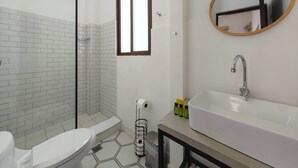 Ducha, secador de pelo, toallas, shampoo