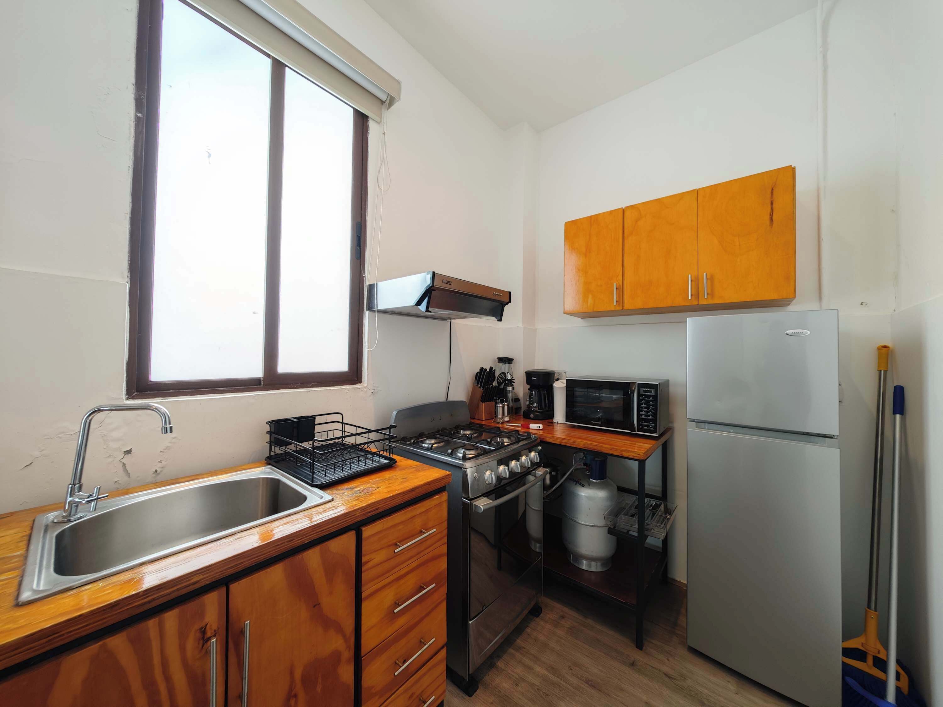 Refrigerador, microondas, horno y parrilla de estufa 