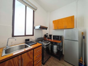 Refrigerador, microondas, horno y parrilla de estufa