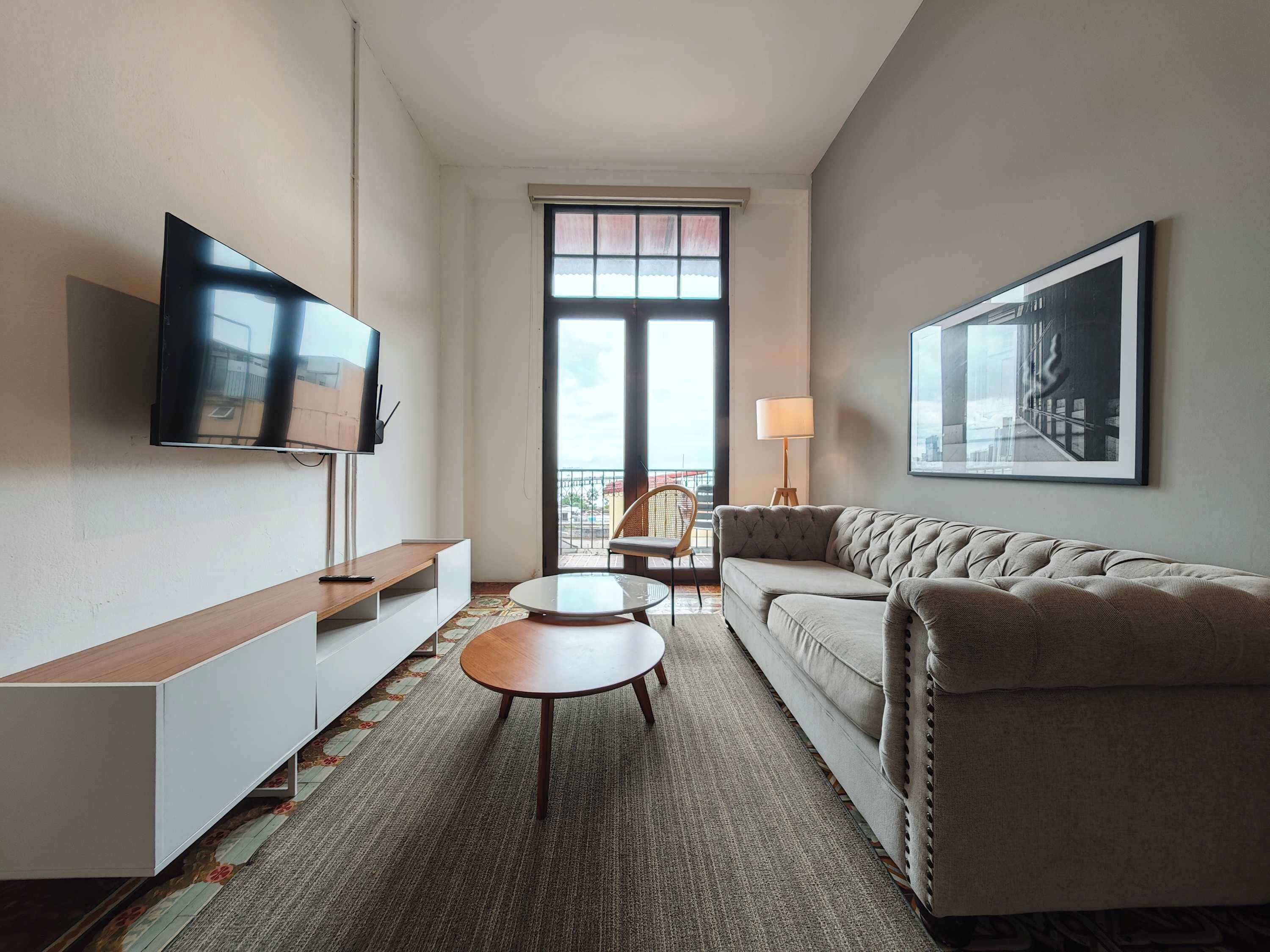 Televisión y oficina 