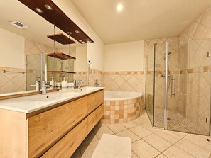 Haartrockner, Handtücher, Toilettenpapier