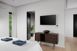 4 bedrooms, iron/ironing board, bed sheets