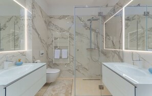 Douche, sèche-cheveux, serviettes fournies