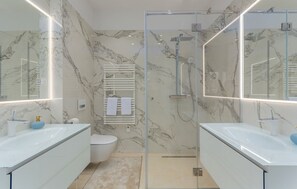 Dusche, Haartrockner, Handtücher