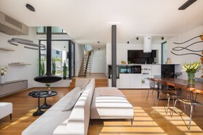 Televisión, chimenea, videojuegos