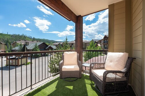 NEW pet friendly 1 bedroom - great location and amenities