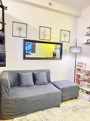 TV - Staycation in Quezon City w/ PlayStation4, Videoke, Netflix, Wi-Fi & B.Games (Quezon City)