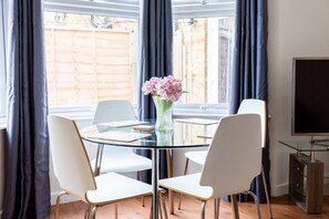 In-room dining - Valkyrie Road (Westcliff-on-Sea)