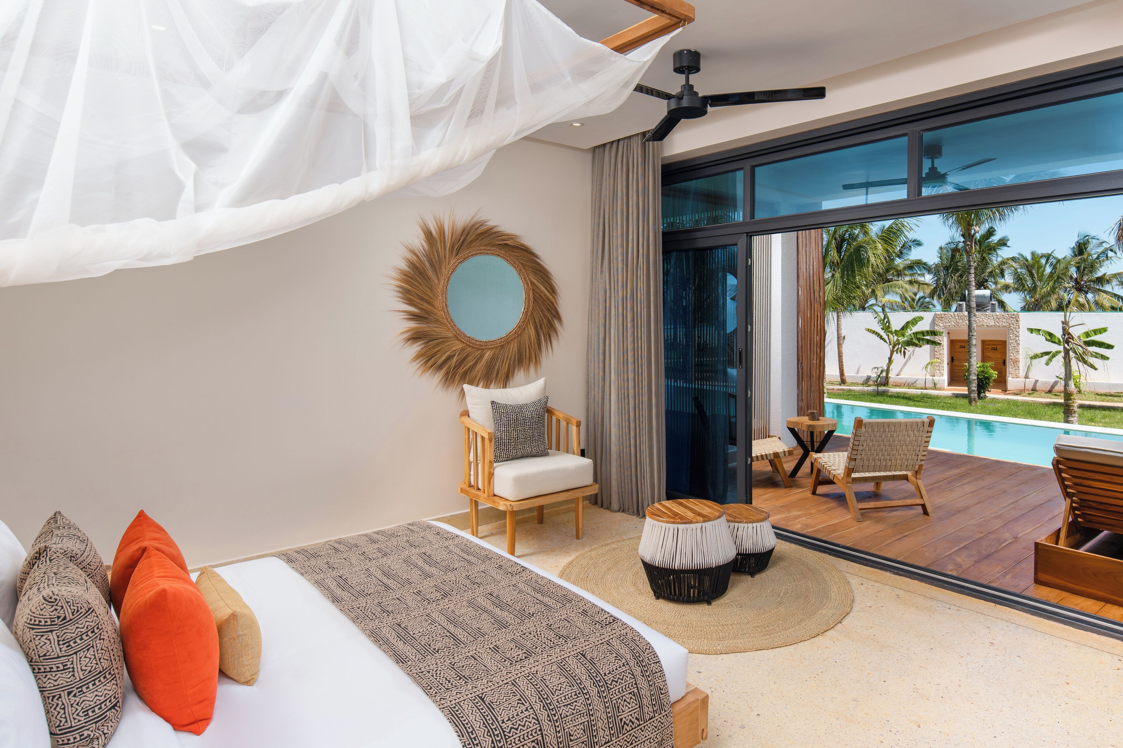 Deluxe kamer | Luxe beddengoed, een minibar, een kluis op de kamer, een bureau