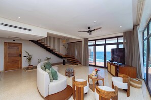 Presidential Villa | Oppholdsområde | En 47-tommers LED-TV med Parabol-TV samt TV