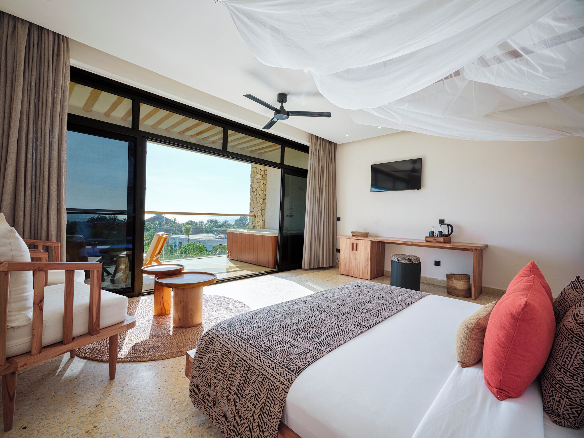 Deluxe kamer | Luxe beddengoed, een minibar, een kluis op de kamer, een bureau