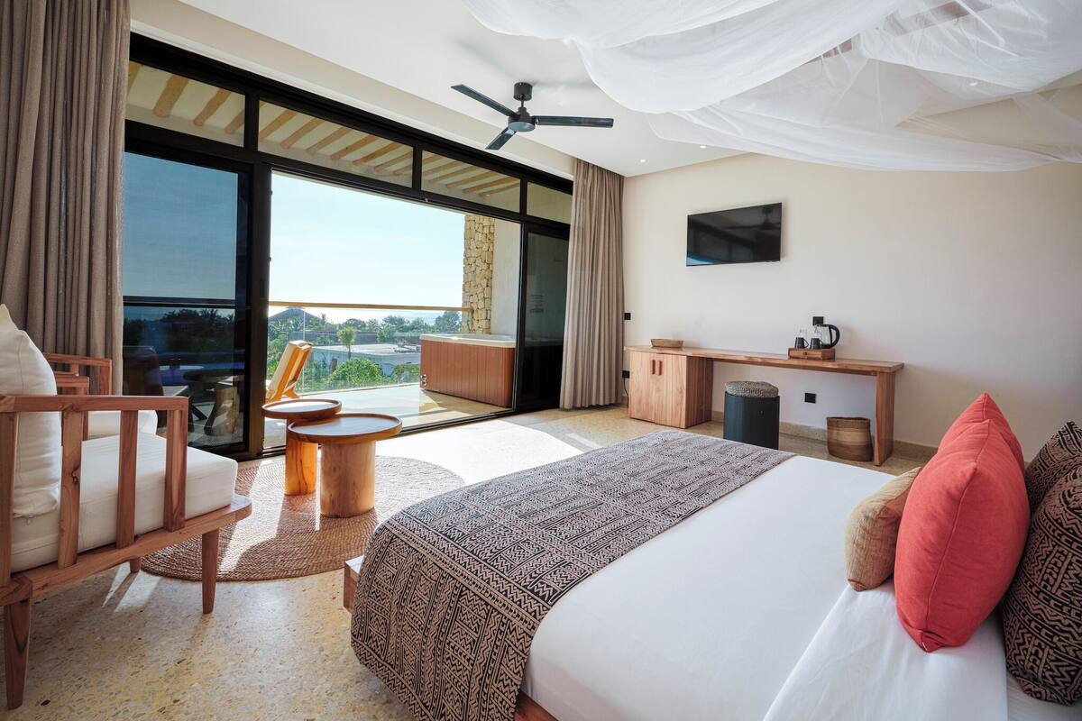 Premium Jacuzzi Room | Ropa de cama de alta calidad, minibar, caja fuerte y escritorio
