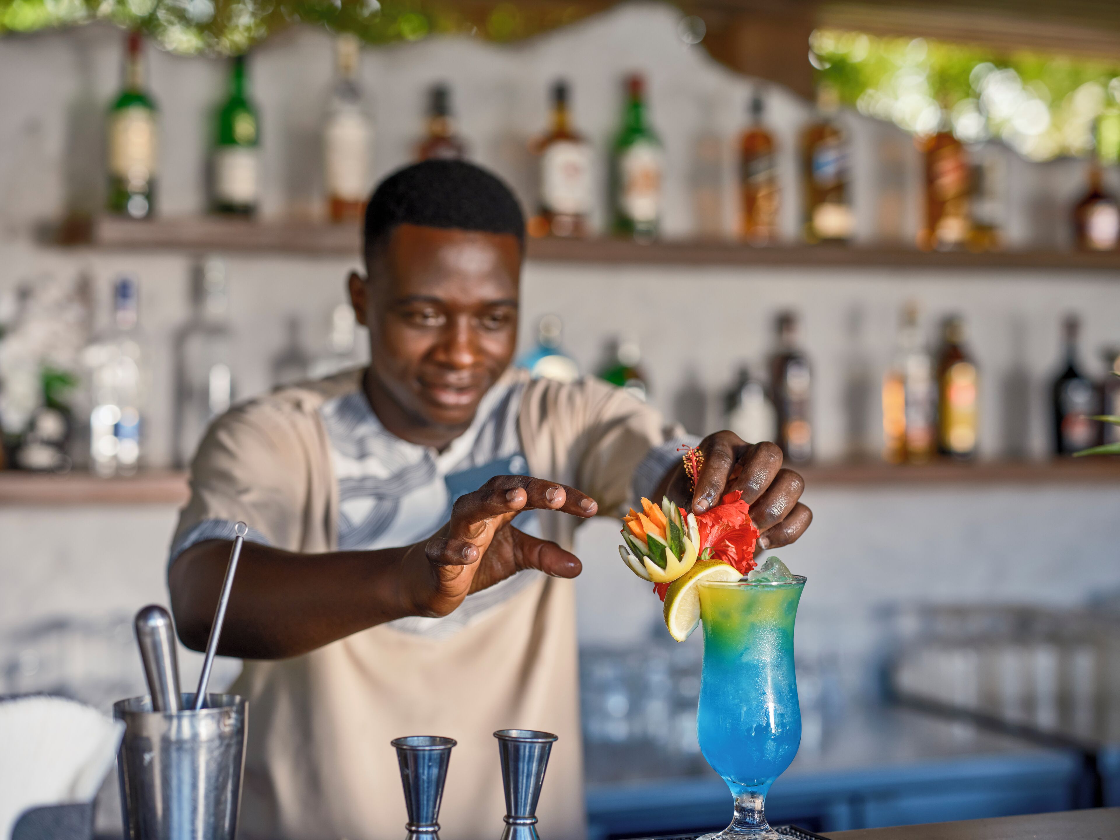 Quầy bar bên hồ bơi