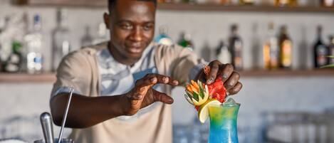 Quầy bar bên hồ bơi
