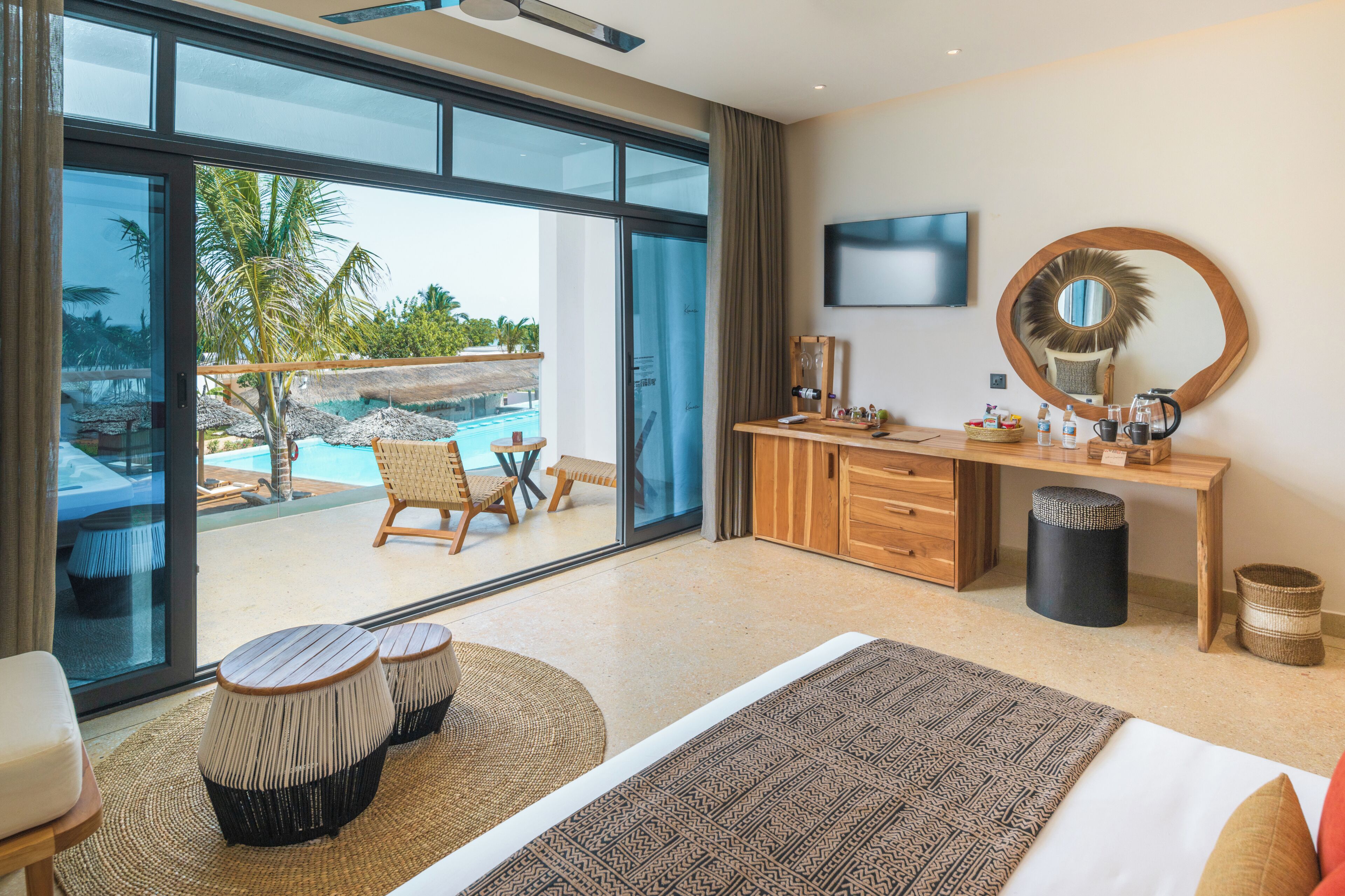 Deluxe kamer | Luxe beddengoed, een minibar, een kluis op de kamer, een bureau