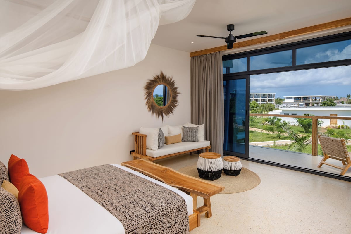 Suite junior | Ropa de cama de alta calidad, minibar, caja fuerte y escritorio