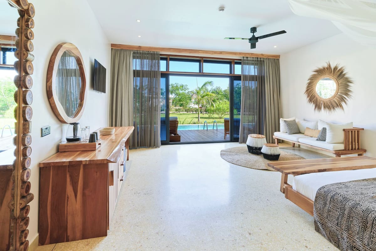 Junior Swim-Up Suite | Ropa de cama de alta calidad, minibar, caja fuerte y escritorio