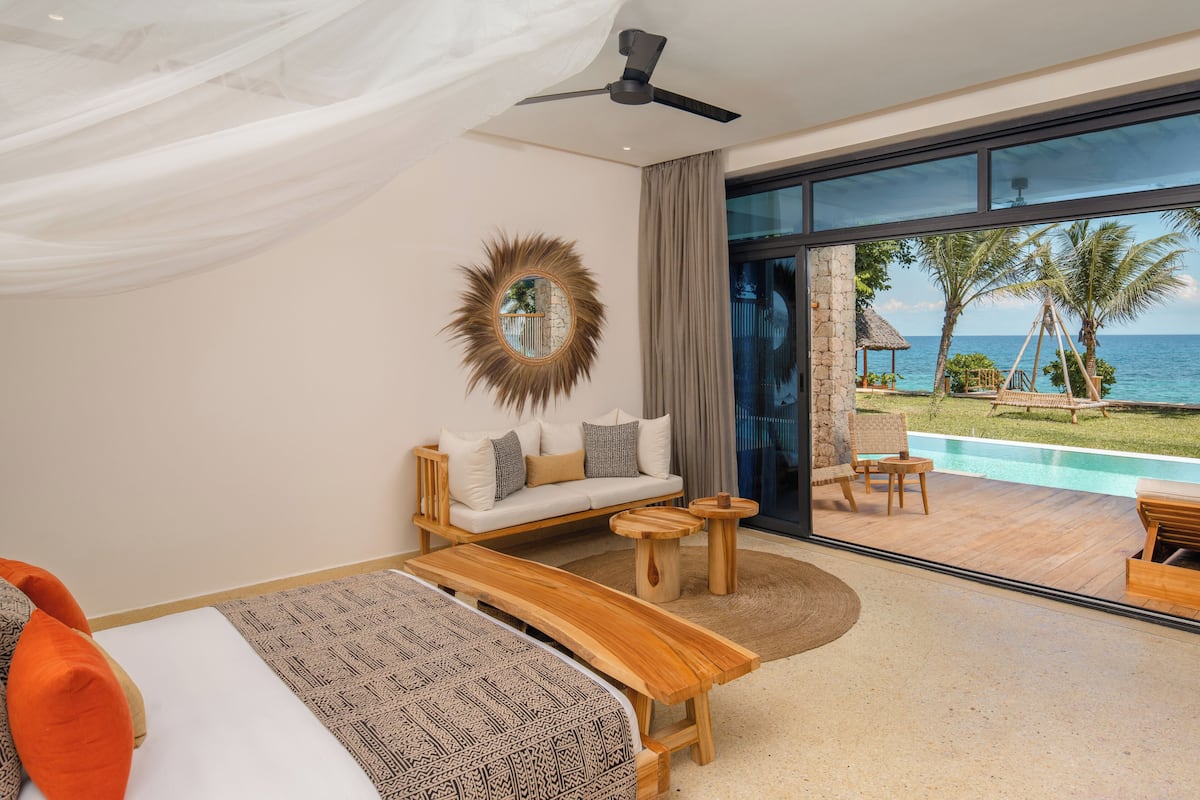 Sea Front Swim-Up Suite | Ropa de cama de alta calidad, minibar, caja fuerte y escritorio