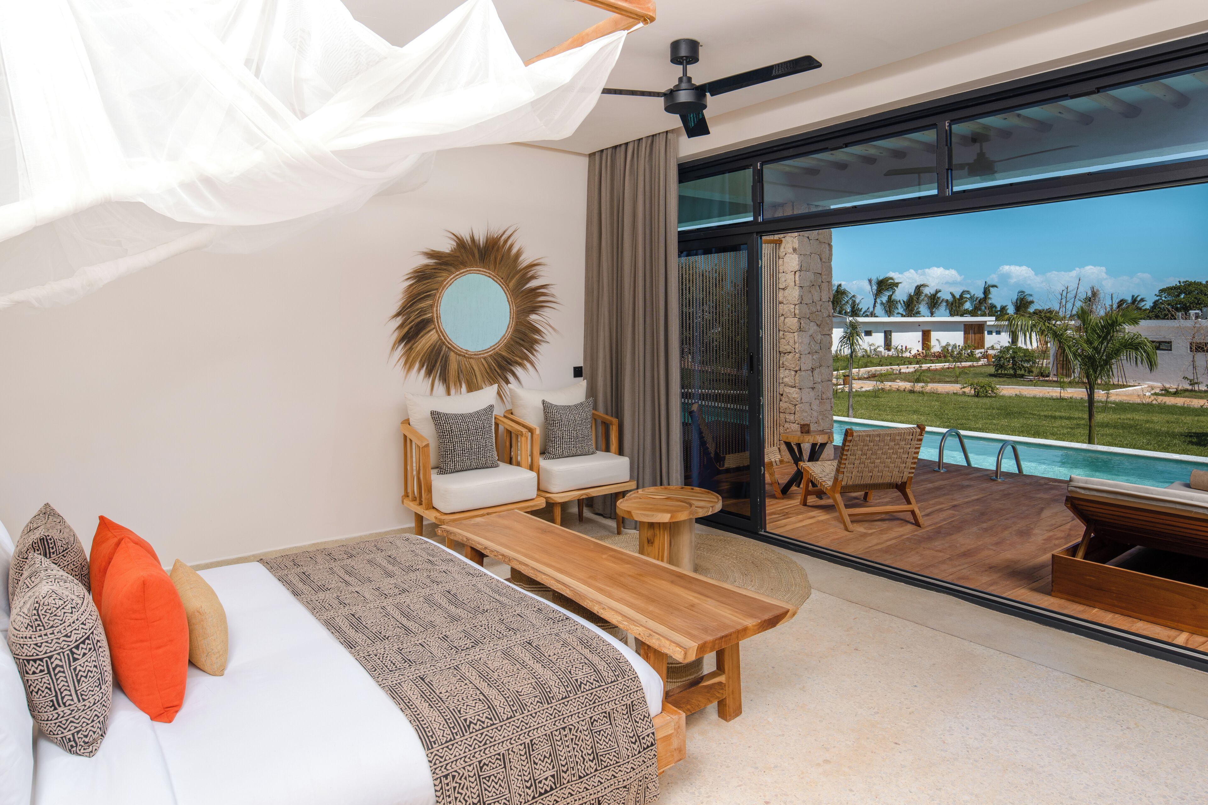 Phòng Deluxe | Bộ đồ giường cao cấp, minibar, két bảo mật tại phòng, bàn 