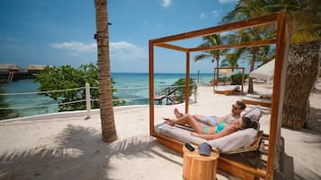 Privatstrand, Liegestühle, Sonnenschirme, Strandtücher