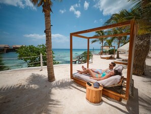 Privatstrand, Liegestühle, Sonnenschirme, Strandtücher